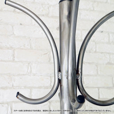 フックの上部先端が高さ1760mmと高い位置にあるため、ロングコートなどもフックを使って引っ掛けることができます。