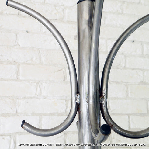 フックの上部先端が高さ1760mmと高い位置にあるため、ロングコートなどもフックを使って引っ掛けることができます。