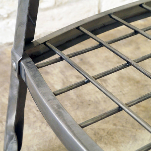 小物などを飾れる天板下には網棚が付いており、カバンなどを収納できます。