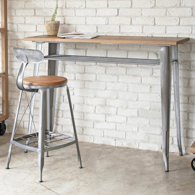 イテーブルだけでなく、同じシリーズでハイチェアも展開しているため、一緒に使うことで統一感のある空間もつくれます。