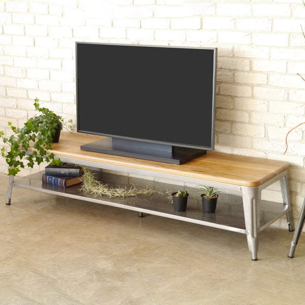 シンプルなフォルムで、エルム無垢材とスチールの組み合わせが目を惹く「1281シリーズ」のTVボード。