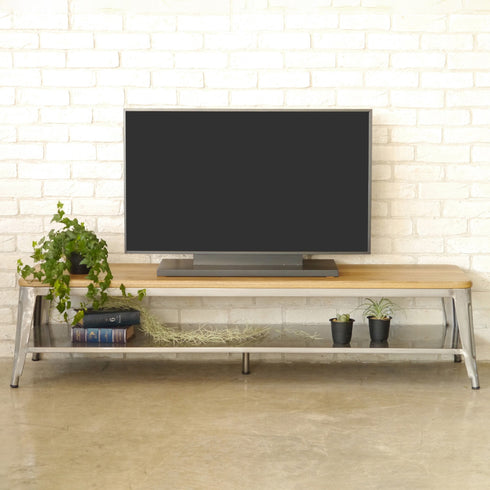 【ゆとりある収納力】幅広な天板で大型テレビも安定して置け、下段の棚にはお気に入りのアイテムをディスプレイできます。
