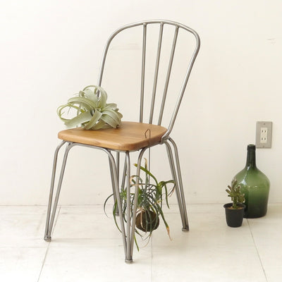 丸棒を曲げたようなフレームが印象的で、エルム無垢材とスチールの組み合わせが目を惹く「1290シリーズ」のチェア。