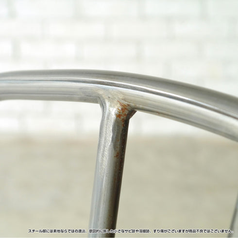 ミッドセンチュリー家具の雰囲気を感じさせてくれるスチールの質感は温かみがあり、使えば使うほど味わい深い一台になってくれます。