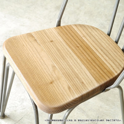 座面の無垢材を滑らかになるように最後に仕上げの加工をしているため、座面の手触りもサラサラしていて申し分ありません。