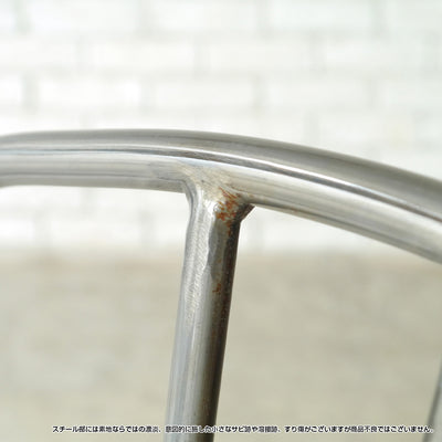 ミッドセンチュリー家具の雰囲気を感じさせてくれるスチールの質感は温かみがあり、使えば使うほど味わい深い一台になってくれます。