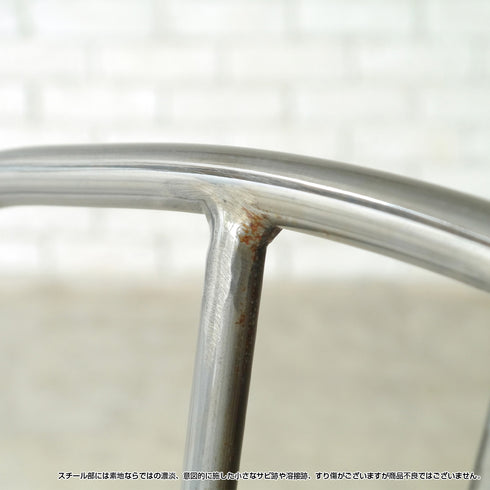 ミッドセンチュリー家具の雰囲気を感じさせてくれるスチールの質感は温かみがあり、使えば使うほど味わい深い一台になってくれます。