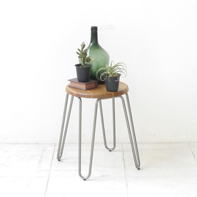 丸棒を曲げたようなフレームが印象的で、エルム無垢材とスチールの組み合わせが目を惹く「1290シリーズ」のスツール。