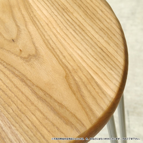 座面の無垢材を滑らかになるように最後に仕上げの加工をしているため、座面の手触りもサラサラしていて申し分ありません。