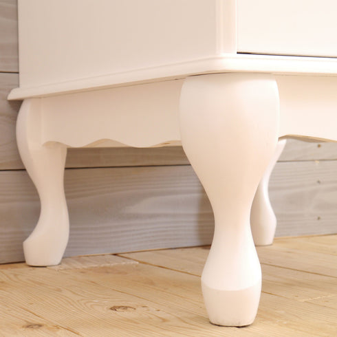 【お部屋を彩るデザイン】細部までこだわり抜いた猫脚が、お部屋に気品をもたらします。