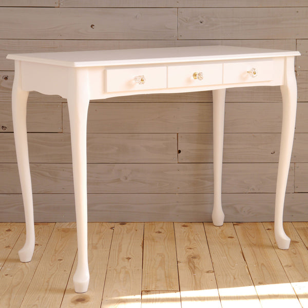 猫脚とホワイトカラーの組み合わせが可愛らしい雰囲気を演出してくれるデスク。