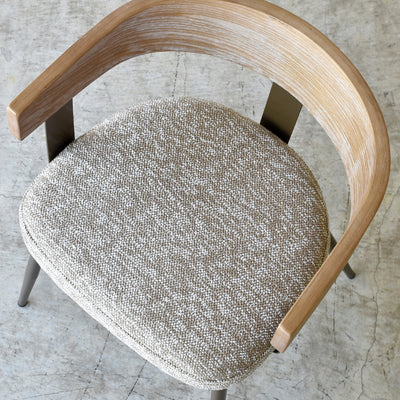 座面には柔らかなファブリック素材を採用し、快適な座り心地を実現しました。