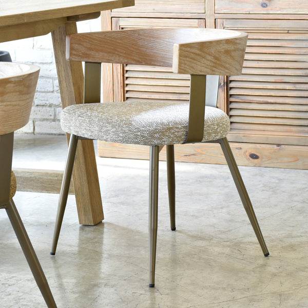 木・スチール・ファブリックの異素材を組み合わせ、ビンテージ調の雰囲気を感じさせてくれるオシャレなダイニングチェア。