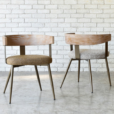 自然な木目を活かした古材風の背もたれと、落ち着いたブロンズカラーのスチールフレームが特徴的なデザインとなっています。