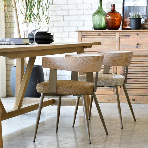 テーパーのかかった軽やかな脚部のデザインが空間に広がりを生み出し、程よく抜け感を感じさせてくれます。