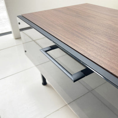 また、ダークグレーのガラス扉なので中の物が見えにくく、扉を閉めたままでもリモコン操作も行えます。