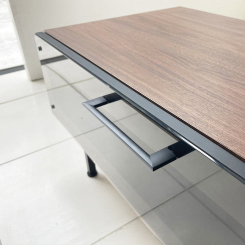 また、ダークグレーのガラス扉なので中の物が見えにくく、扉を閉めたままでもリモコン操作も行えます。