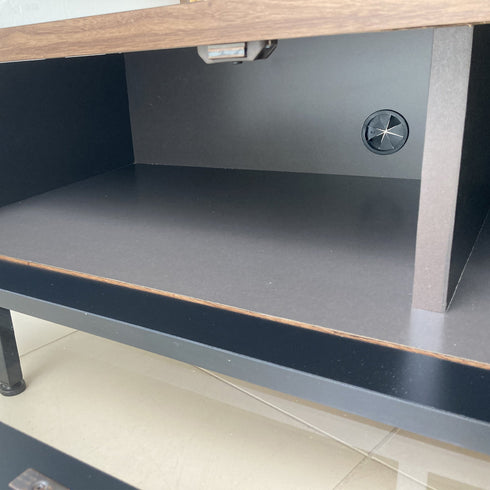 ガラス扉内には、背面に配線コードを逃がせる穴があるのでAV機器やゲーム機の収納に最適です。