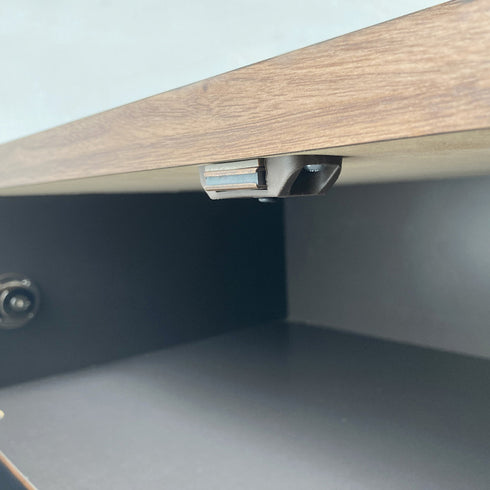 ガラス扉は、強度が高く安全な強化ガラスが採用されており、ふいに扉が開いてしまわないようにマグネットキャッチも付いています。