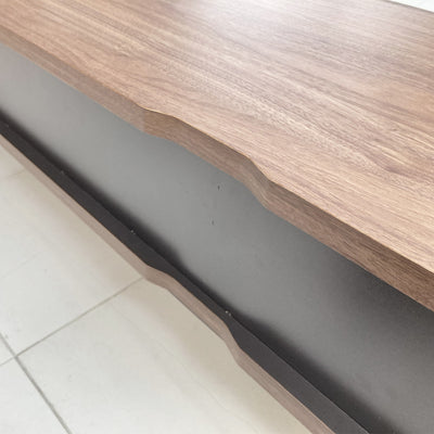 天板奥部分に、配線を逃がせる切り欠きが付いており、壁に沿って配置しても背面にコードをすっきりとまとめられます。