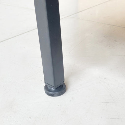 五本の脚にはそれぞれアジャスターが付いているため、床のちょっとした凹凸や傾きに柔軟に対応し、安定感のある設置が可能です。