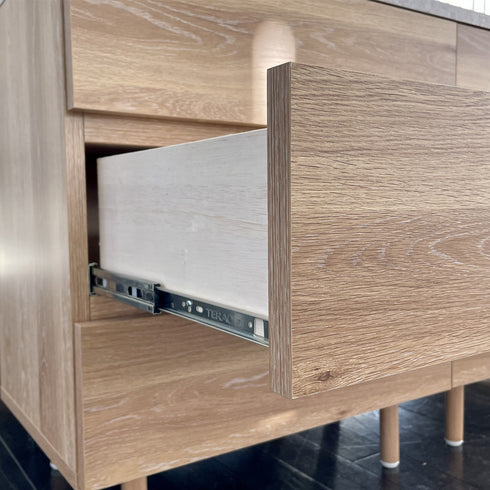 引出しはフルスライドレール仕様でスムーズに開閉できます。