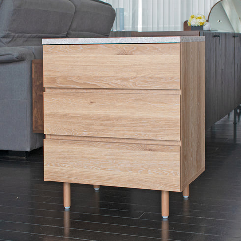 ナチュラルな木目柄と清潔感のある石目調天板の対照的な美しさに見惚れる、デザイン性の高いチェスト。