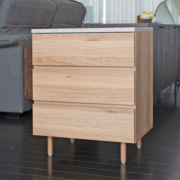 ナチュラルな木目柄と清潔感のある石目調天板の対照的な美しさに見惚れる、デザイン性の高いチェスト。