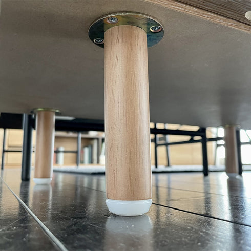 【床を傷つけない、アジャスター付き】
脚部の裏には床を保護するアジャスターが付いているため、賃貸のお部屋でも安心なうえ、がたつきも調整できます。