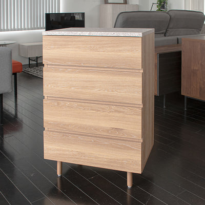 【温かみある佇まい、暮らしに馴染む】
ナチュラルな木目柄がお部屋に優しい温もりを与え、ソファサイドやベッドサイドなど、置く場所を選ばずに北欧インテリアのような上質な空間を演出するチェストです。