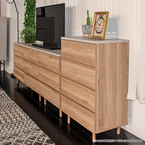 【どの角度から見ても美しい佇まい】
清潔感あふれる石目調の天板と温かみのある木目柄が織りなす対照的な美しさが、お部屋をワンランク上の洗練された空間へと導きます。