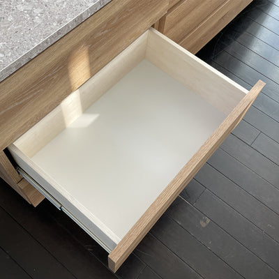 【奥まで使えるフルスライドレール】
引出しは耐荷重5kgのフルスライドレール仕様で、奥の物まで見やすく取り出しやすいから、毎日の出し入れのちょっとしたストレスを解消します。