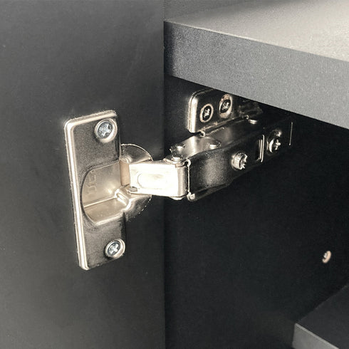 【長く使える、信頼の日本製】
毎日開け閉めする扉を支える堅牢な蝶番に、長く愛用できる安心の品質と思いが込められています。