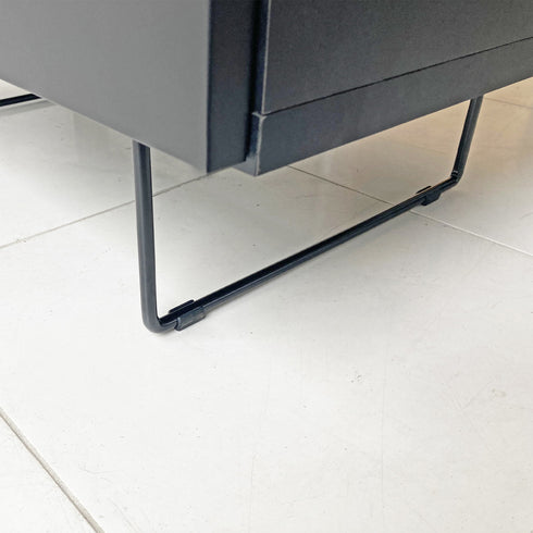 【空間に広がりを、軽やかな脚部】
抜け感のあるスチール脚が本体を軽やかに見せ、お部屋に圧迫感を与えないためお掃除もスムーズです。