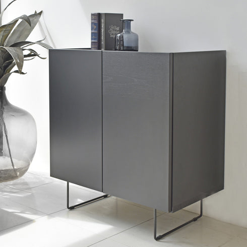 【洗練された静寂が、部屋を満たす】
日常の風景をワンランク上のモダンな空間へと昇華させる、佇まいの美しいサイドボードです。