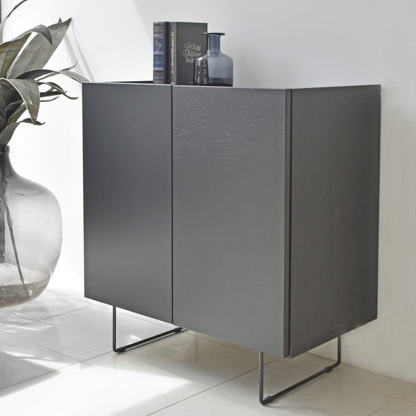 【洗練された静寂が、部屋を満たす】
日常の風景をワンランク上のモダンな空間へと昇華させる、佇まいの美しいサイドボードです。