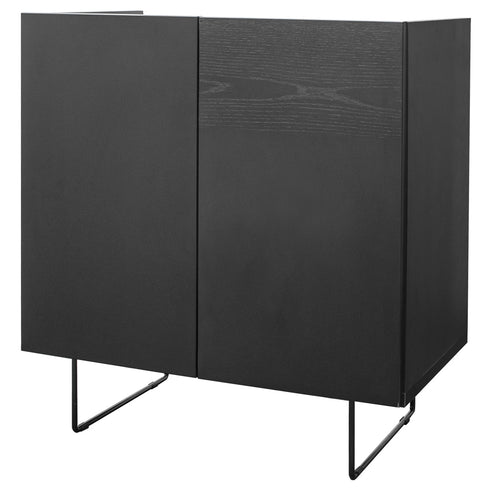 【陰影が織りなす、黒の諧調】
単なる黒ではない、レザー調の天板や木目の前板が光と影を操り、豊かな表情を生み出します。