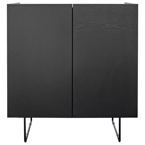 【端正な顔立ちが、空間を引き締める】
シンメトリーに配置された扉とミニマルな脚部が、凛とした存在感で空間に調和と安定感をもたらします。