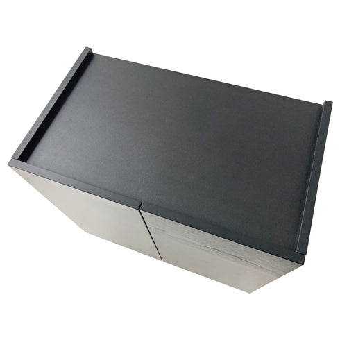 【指先で感じる、上質なテクスチャ】
お気に入りのアートやグリーンが映えるレザー調の天板は、触れるたびに心を満たす特別なスペースになります。