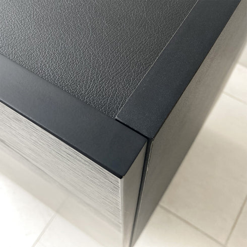 【ディテールに宿る、静かな品格】
丁寧に仕上げられたエッジや、異素材が美しく交わる角のデザインに、作り手の確かなこだわりが光ります。