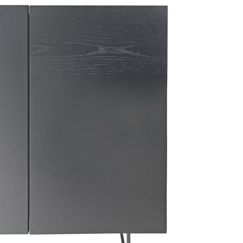 【黒に深みを与える、オークの木目】
クールな印象のブラックに、オーク突板の温もりある木目が加わることで、ぬくもりと高級感を演出します。