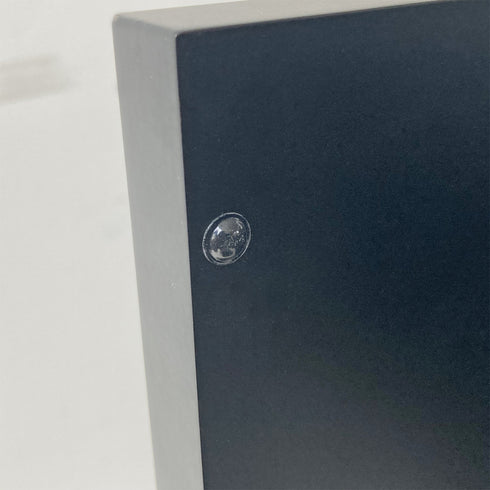 【心遣いが嬉しい、静音クッション】
扉が閉まる際の音を和らげる小さなクッションが、日々の暮らしに静かで快適なひとときを届けます。