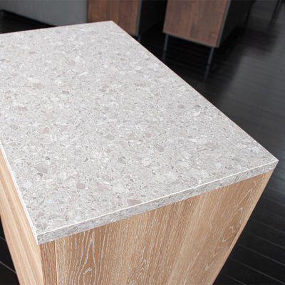 清潔感のある石目調天板。