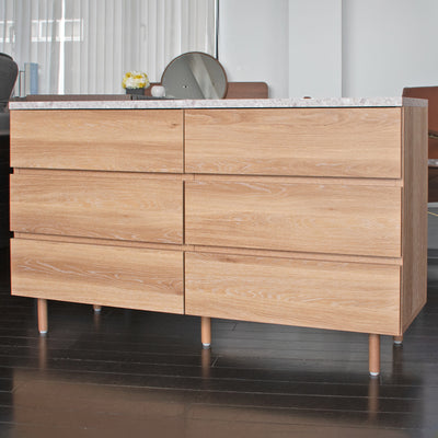 ナチュラルな木目柄と清潔感のある石目調天板の対照的な美しさに見惚れる、デザイン性の高いチェスト。