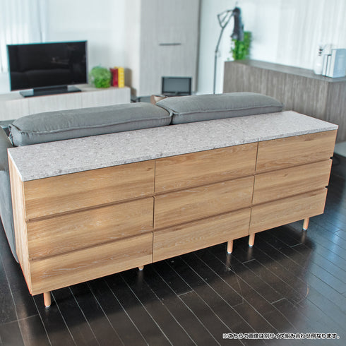 高さ72cmでソファとの相性が良く、ソファと背中合わせで置いたり、リビングの仕切りとしてもご活用いただけます。