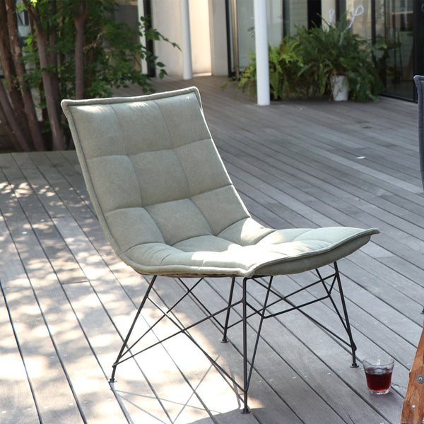 場所を選ばないシンプルなシルエットの、居心地の良いパーソナルチェアです。