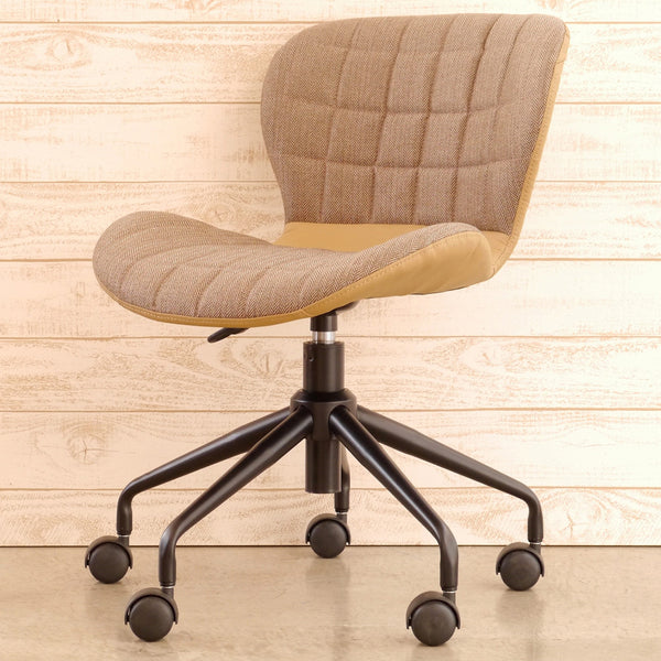 ステッチ入りのヘリンボーン生地と、光沢感のあるPUレザーを組み合わせたシックなチェアです。