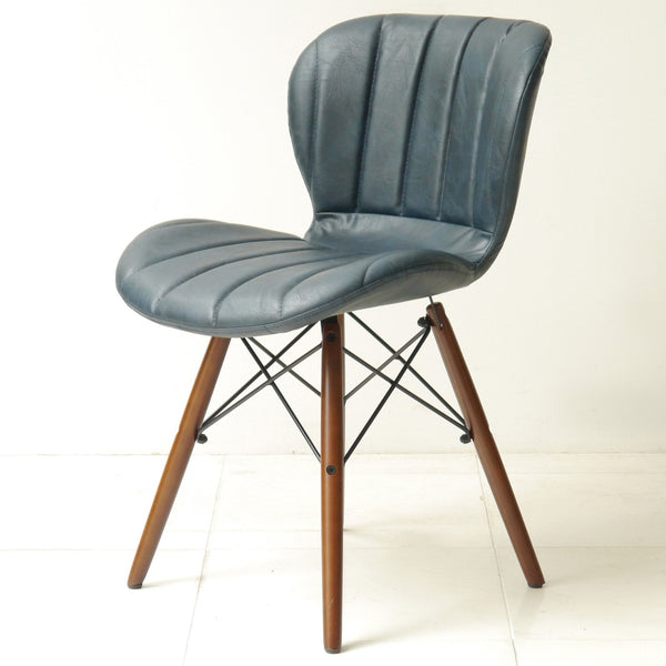 小ぶりなサイズ感で柔らかい曲線で描くシルエットが可愛らしいチェアです。