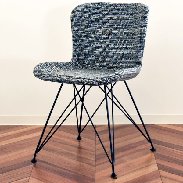 様々な色を編み込んだカラフルな張地がほんのり優しく、心地よい雰囲気もたらすチェアです。