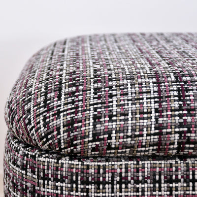 【ずっと触れていたくなる、質感】
複数の色糸をざっくりと織り上げた、表情豊かなファブリックの心地よい手触りが、見た目だけでなく、使うたびに愛着を深めてくれます。